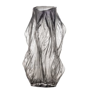 Tulla vase fra Bloomingville i rgfarvet glas med blgende form og rustikt mnster – skulpturel og elegant glasvase